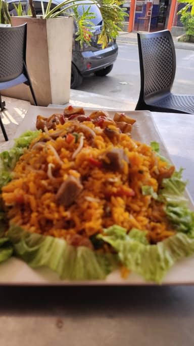 Arroz con Pollo con Chuleta y Papas Personal