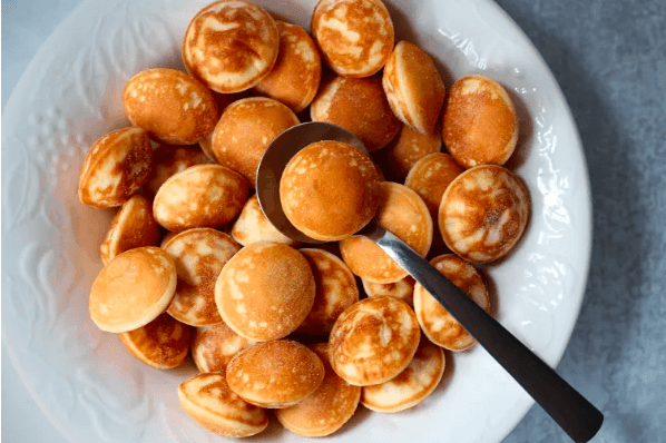 Mini pancakes/huevo revuelto con tocino/miel maple
