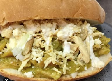Torta Especial de Chilaquiles con Pollo