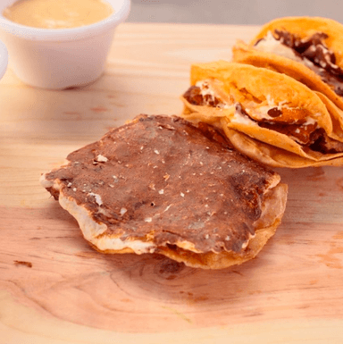 Taco dorado con queso