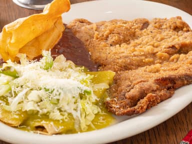 Milanesa con enchiladas y frijoles