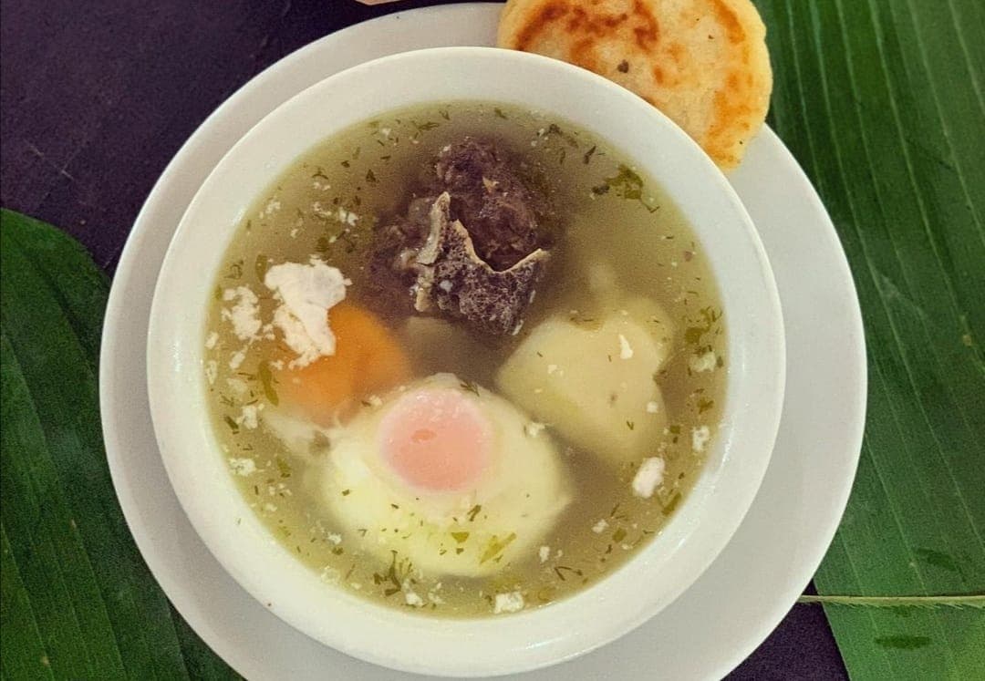 Caldo de Huevos
