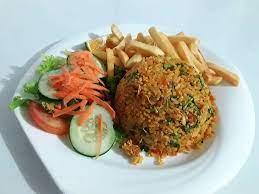 Arroz con Pollo Papas fritas y ensalada.