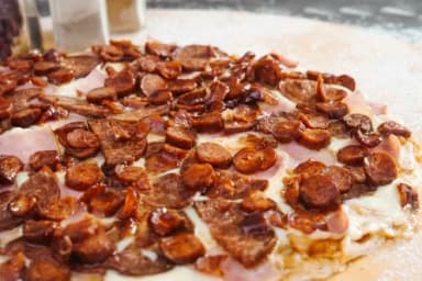 Pizza Tres Carnes (porción)