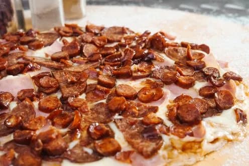 Pizza Tres Carnes (porción)