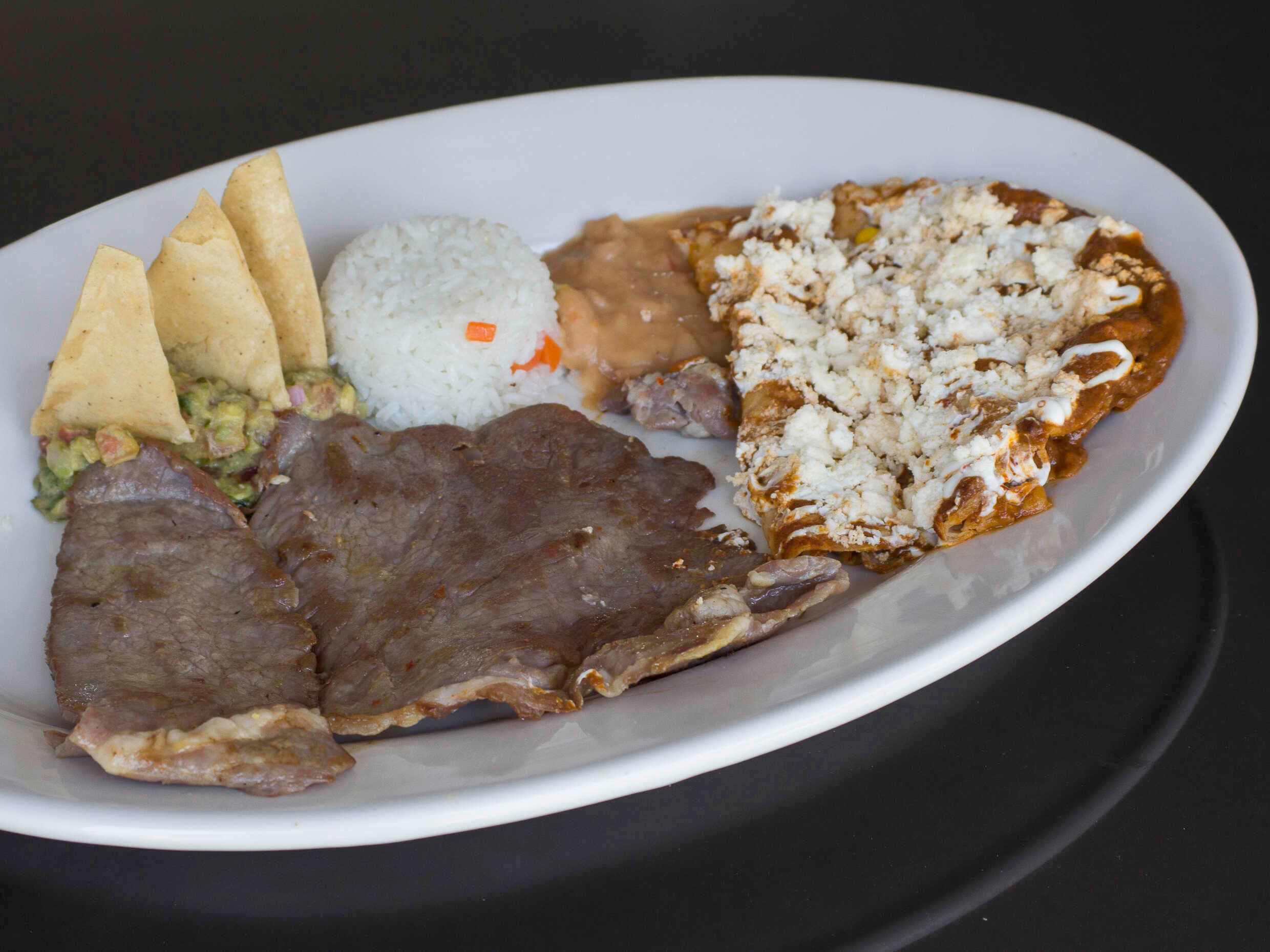 Chilaquiles Verdes con Arrachera Asad