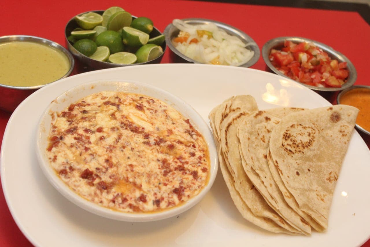 Queso fundido con chorizo