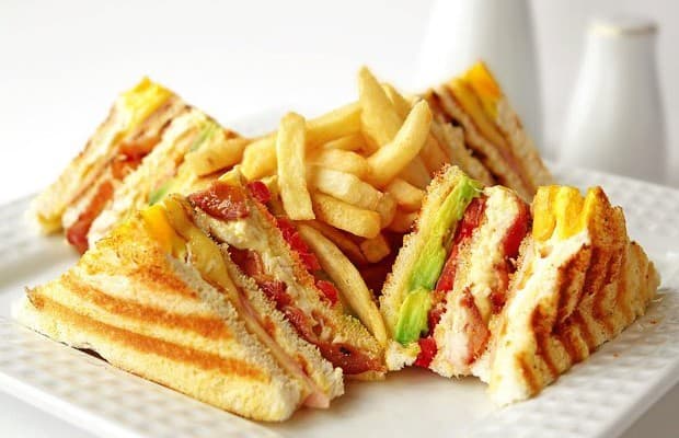 Club sandwich de tocino con papas