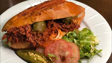 Lonche de Deshebrada de Res en Salsa Roja