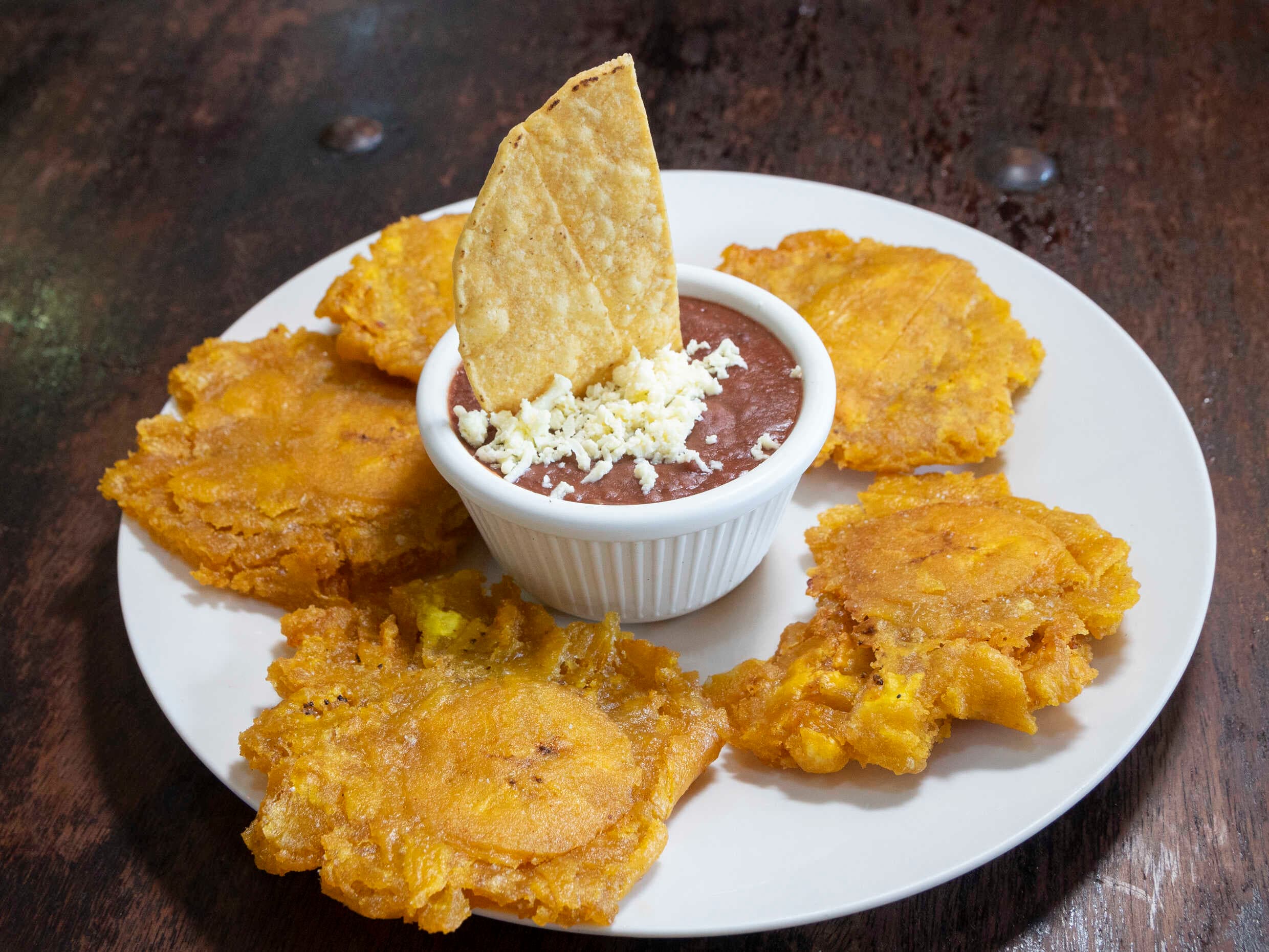 Patacones con Frijoles Molidos