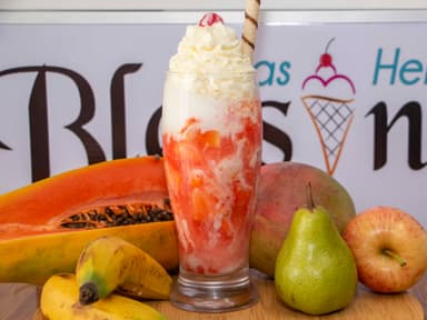 Salpicón con Helado, Queso y Chantilly
