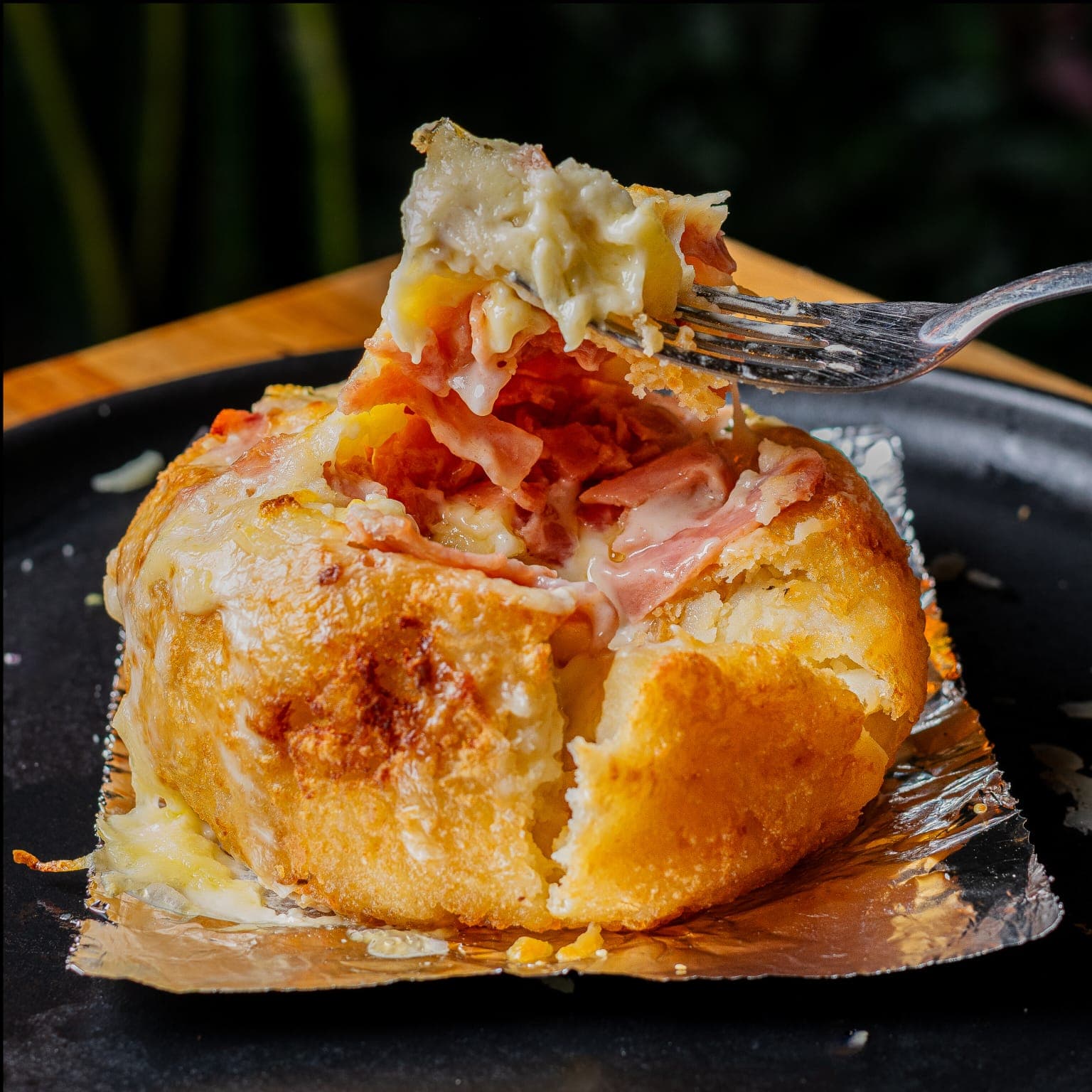 Papa al horno con tocino y queso