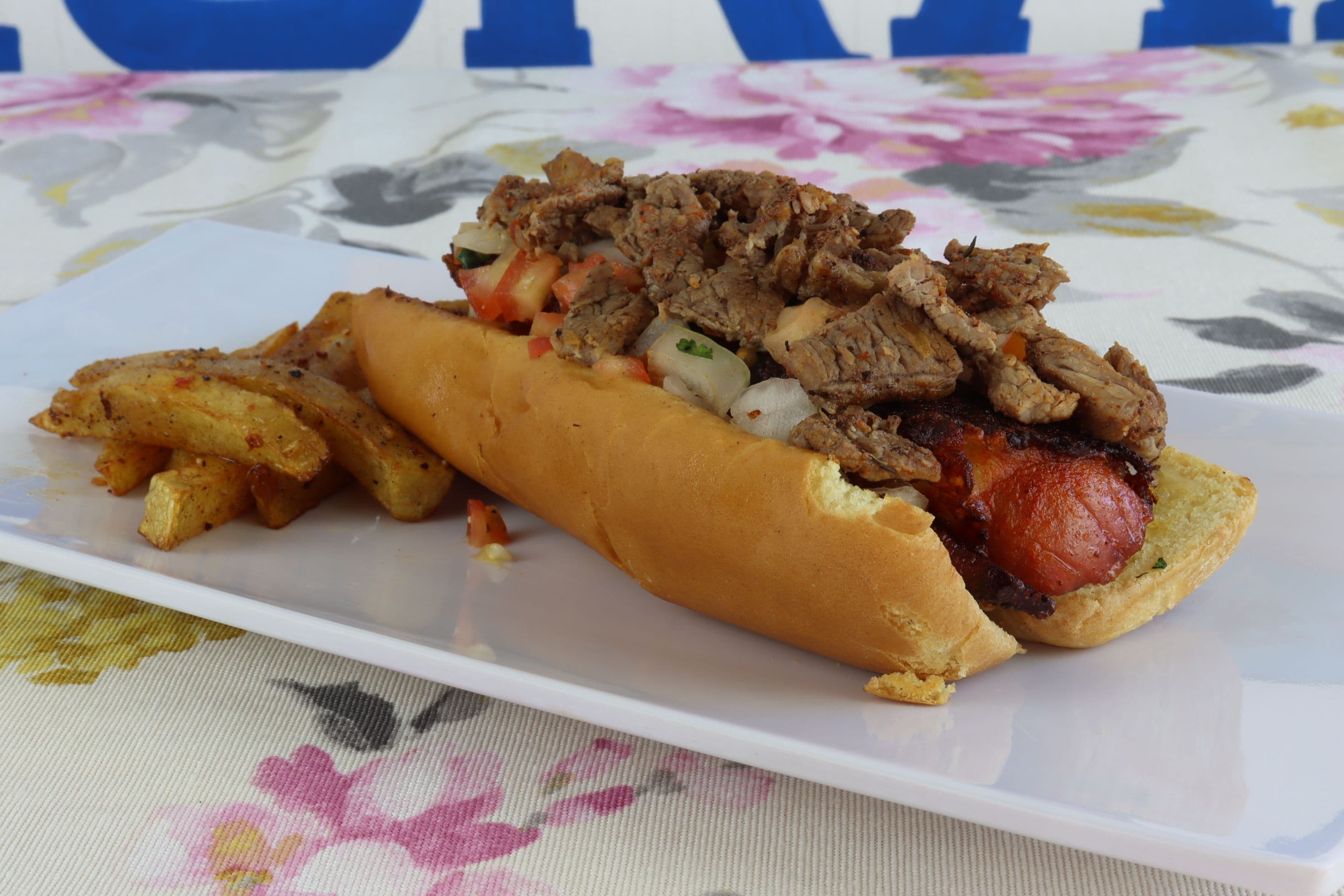 Hot Dog con Tocino y Carne Asada