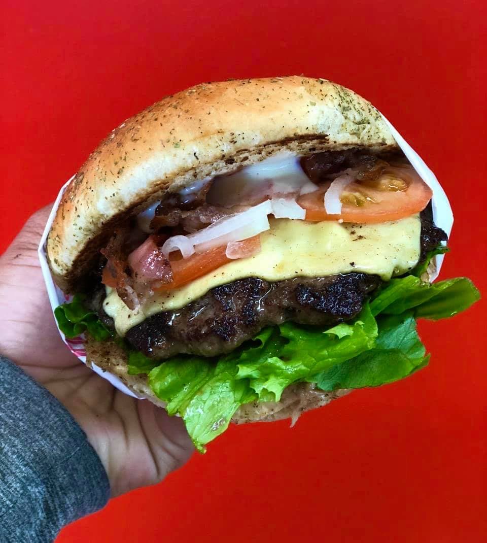 Burger Clasica + 1/2 Orden de Papas