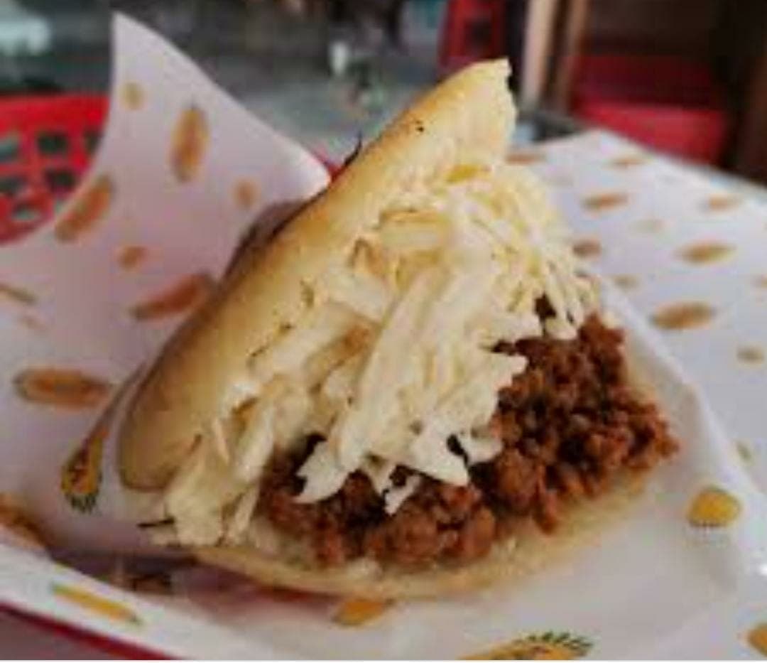 Arepa Carne Molida y Queso