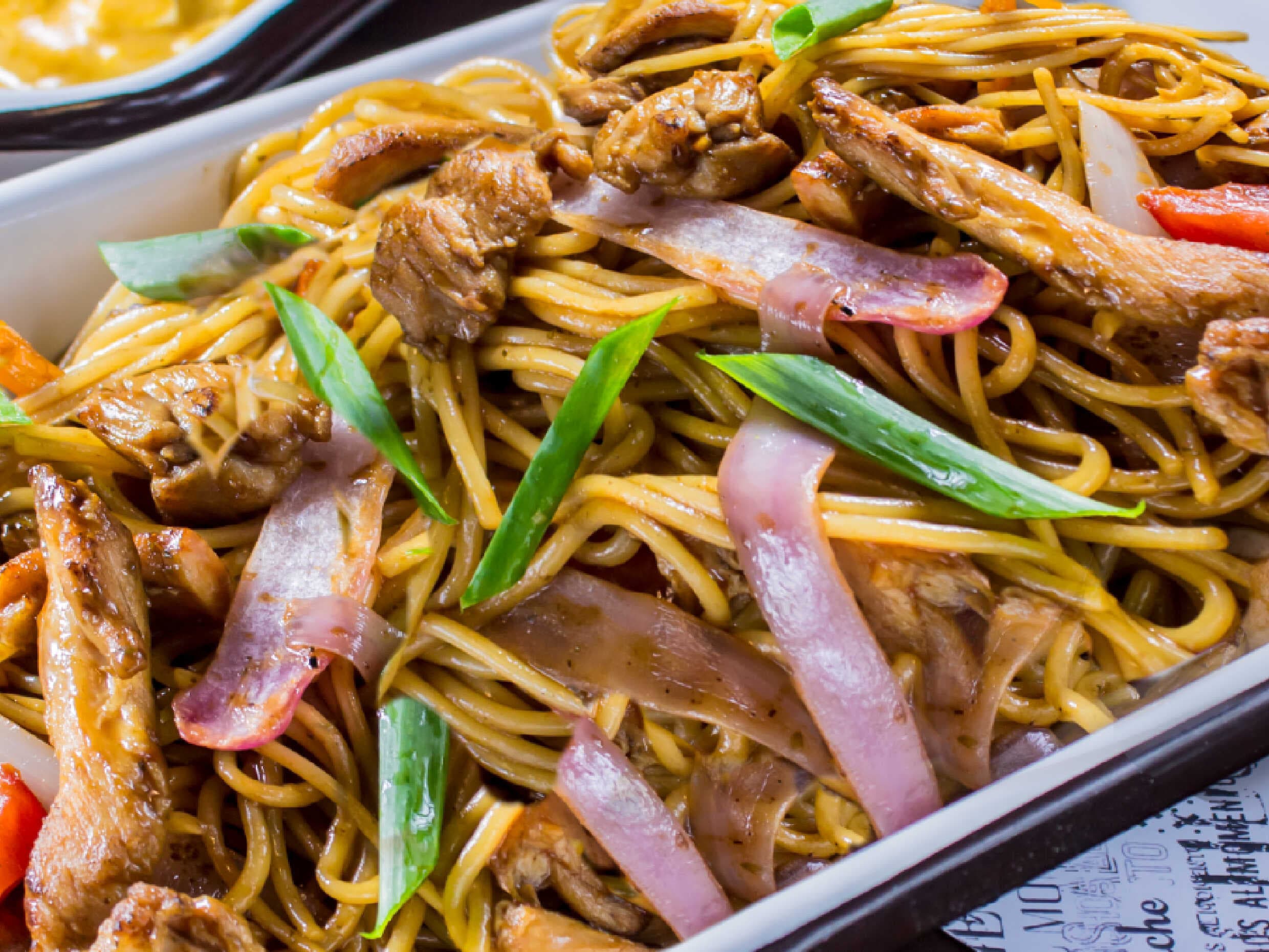 Fuente Tallarin Saltado de Pollo para 2