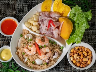 Ceviche de Pescado más Chaufa de Mariscos + Chicha