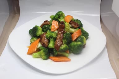 Carne con Brócoli y un Rollo Primavera