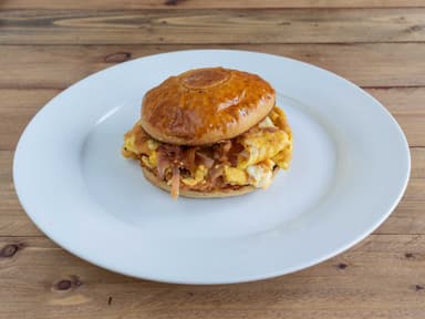 Bisquet con Queso Blanco, Huevo y Tocino