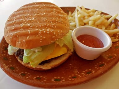 Hamburguesa con Papas y Refresco