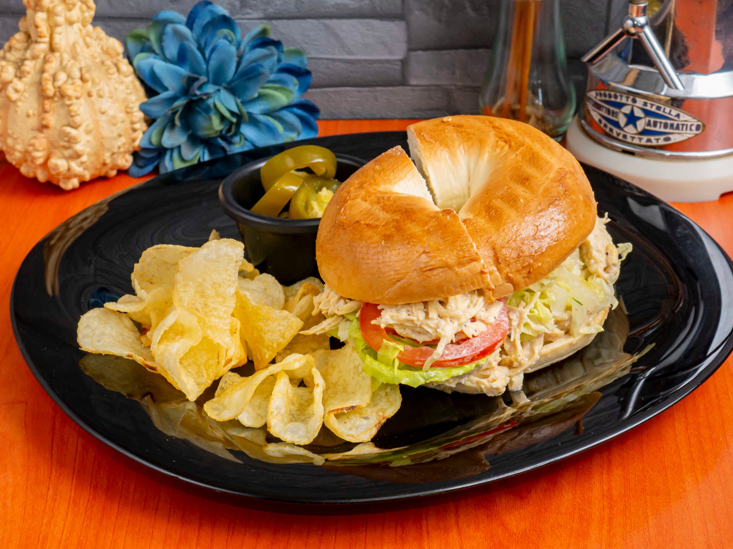 Bagel de ensalada de pollo.