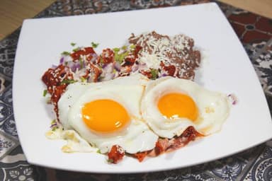 Chilaquiles con huevos estrellados