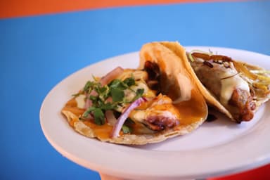Tacos de pescado + bebida