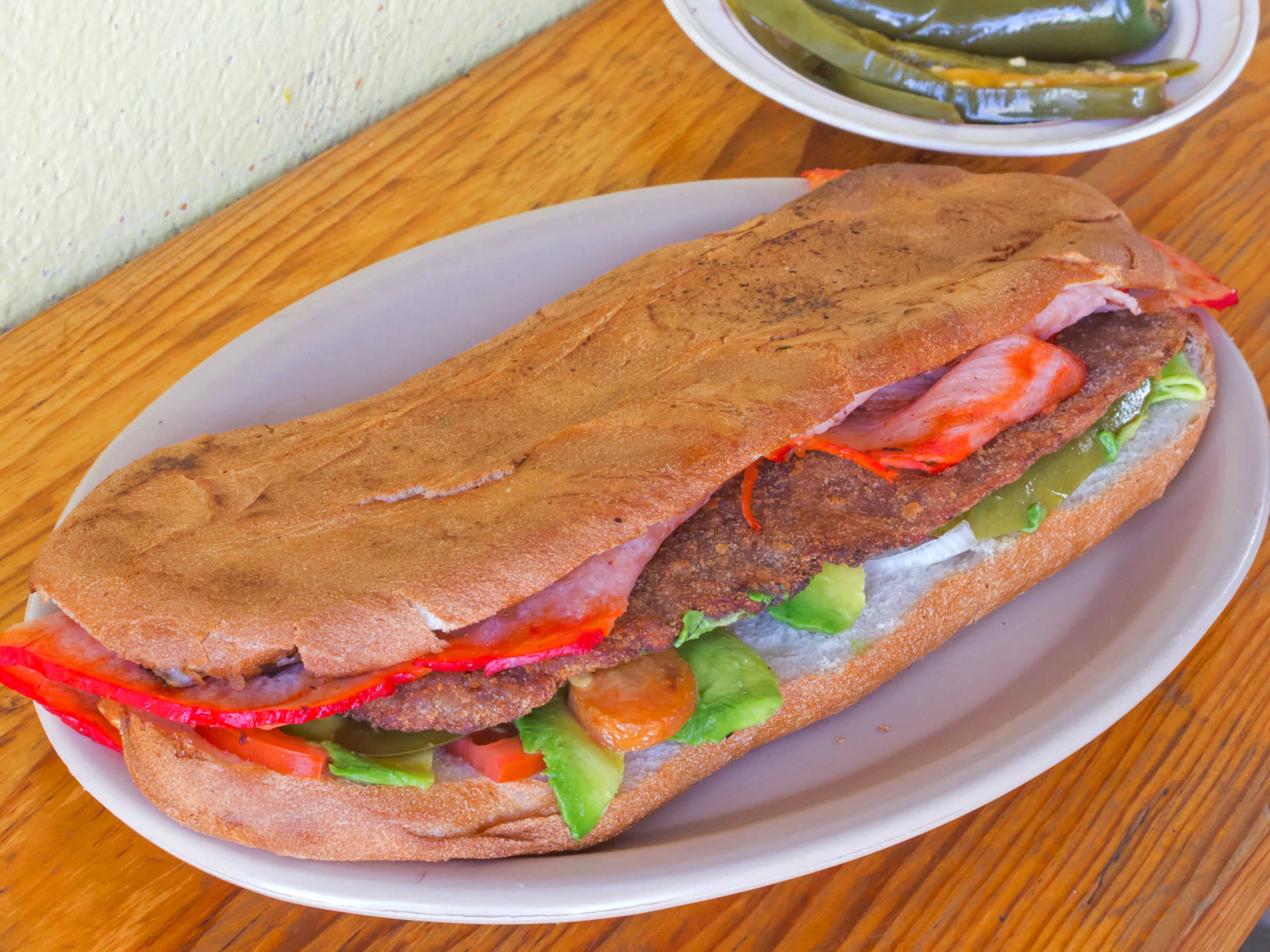 2 Tortas de Milanesa o Chorizo + 2 Refrescos
