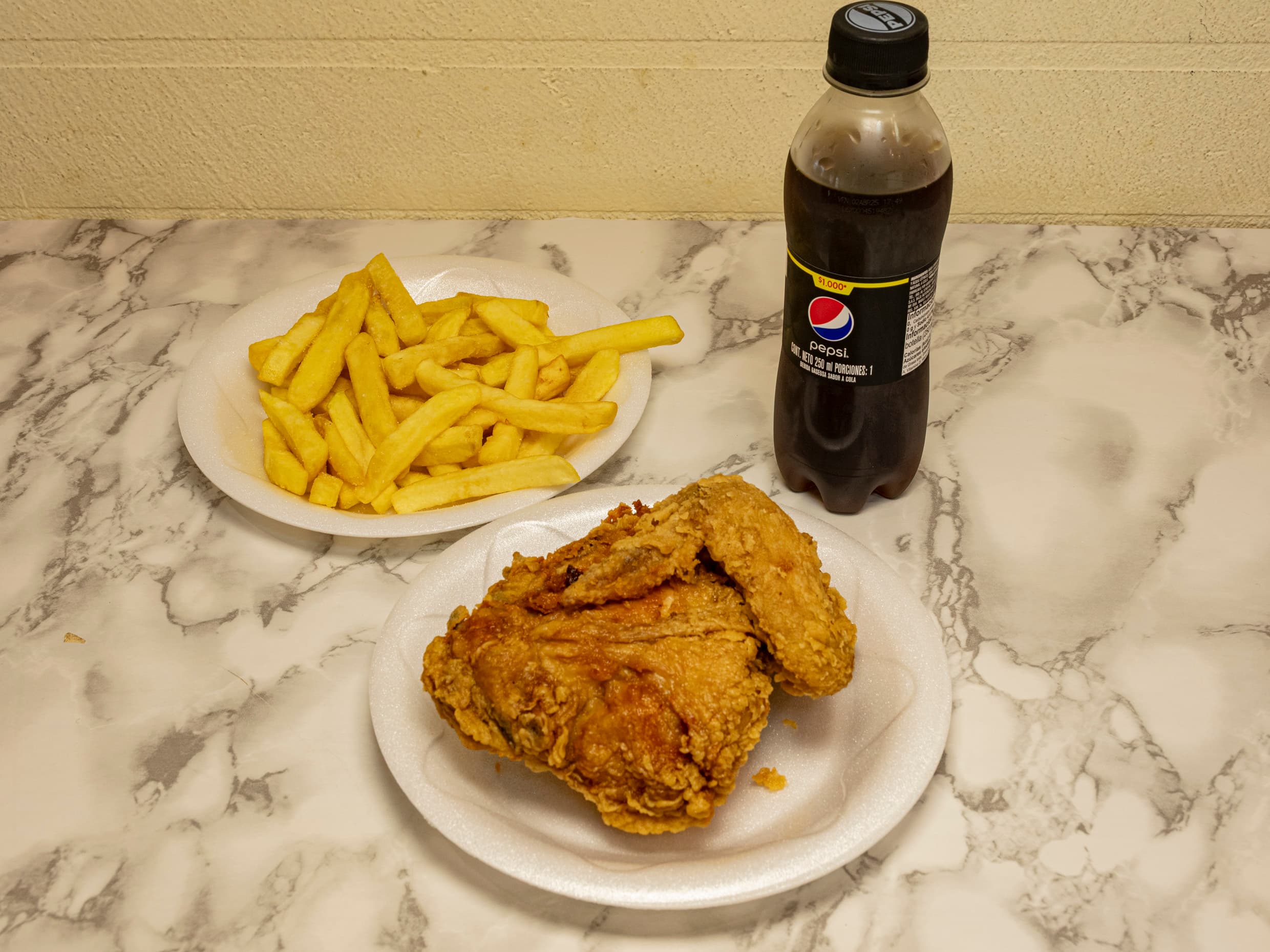 Combo American Broaster 1/4 + Papas + Bebida