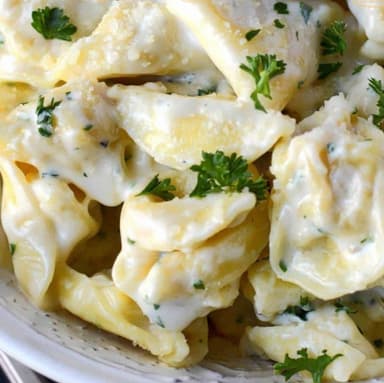 TORTELLONI DE RICOTA Y ESPINACAS EN SALSA QUESOS