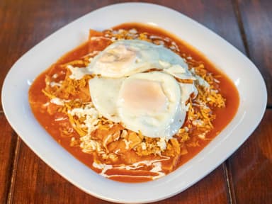 Chilaquiles con Pollo y Huevo