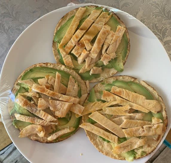Tostadas de Pechuga con Nopal y Aguacate