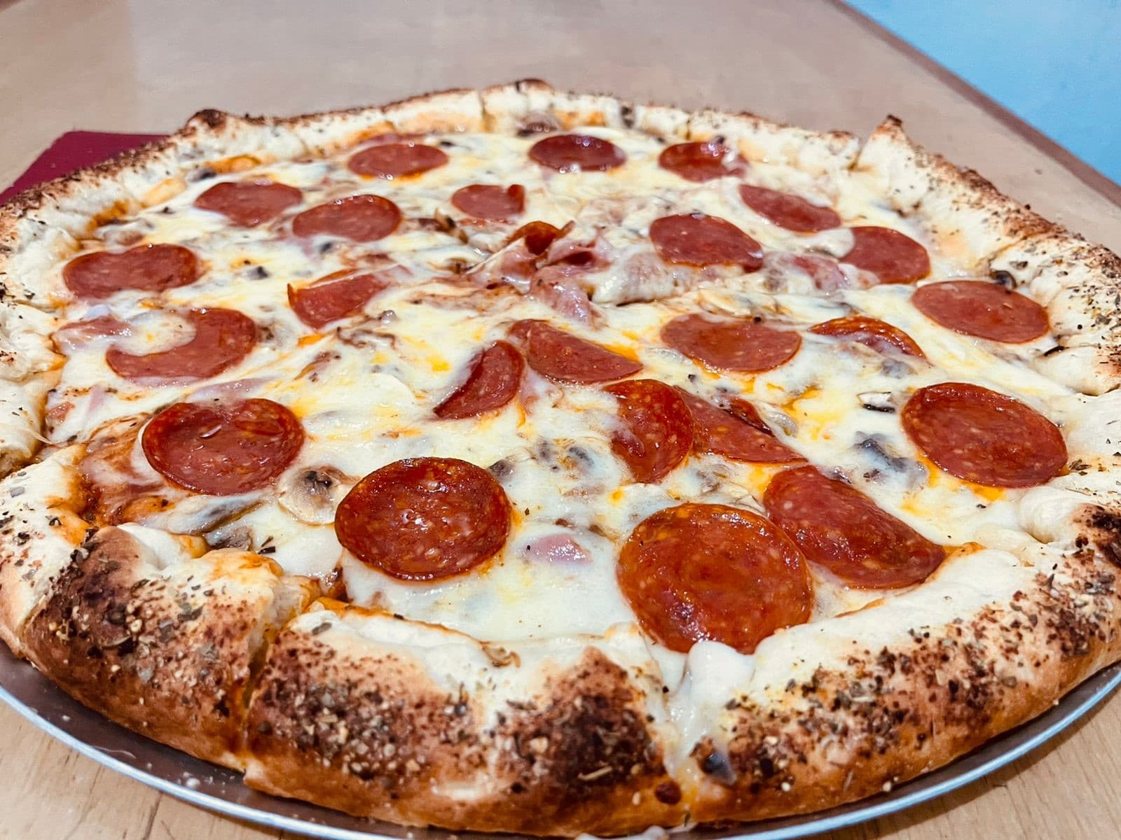 Pizza Familiar con Queso en la Orilla