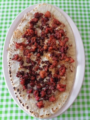 Huarache con Chorizo asado