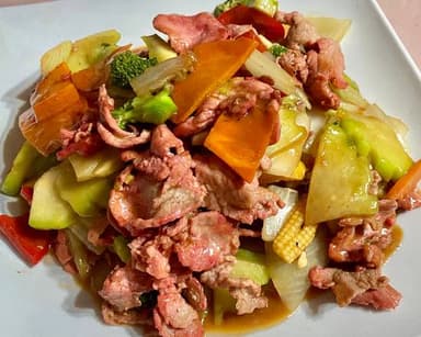 Lechón Asado Con Verduras en Salsa Ostión