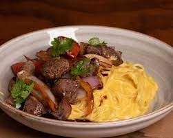 Tallarines a la Huancaína con Lomo Saltado