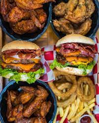 2  Burger 8 Alitas o Boneless y 2 bebidas