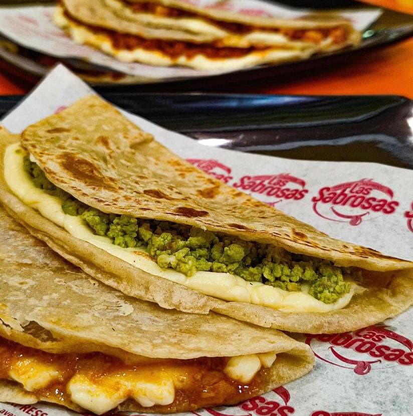 Mega Quesadilla de Maíz.