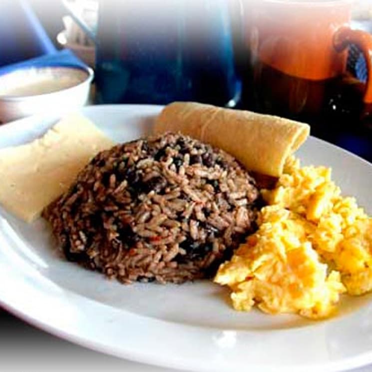 1/2 Pinto con Dos Huevos.