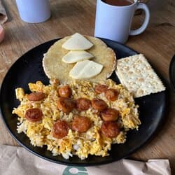 Arroz con huevo, hogao, tocineta o chorizo picado,