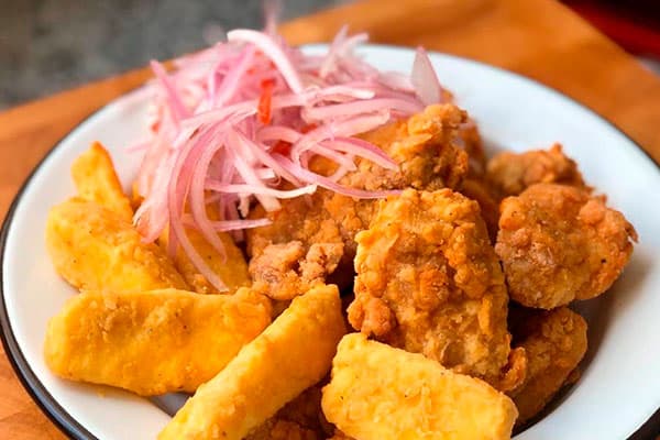Picada de Pollo Grill con Yuca