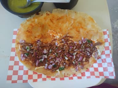 Quesadilla de Carne Deshebrada de Res Guisada
