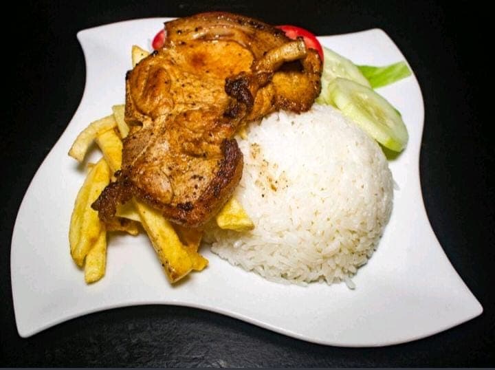 Chuleta con Papas Fritas y Ensalada