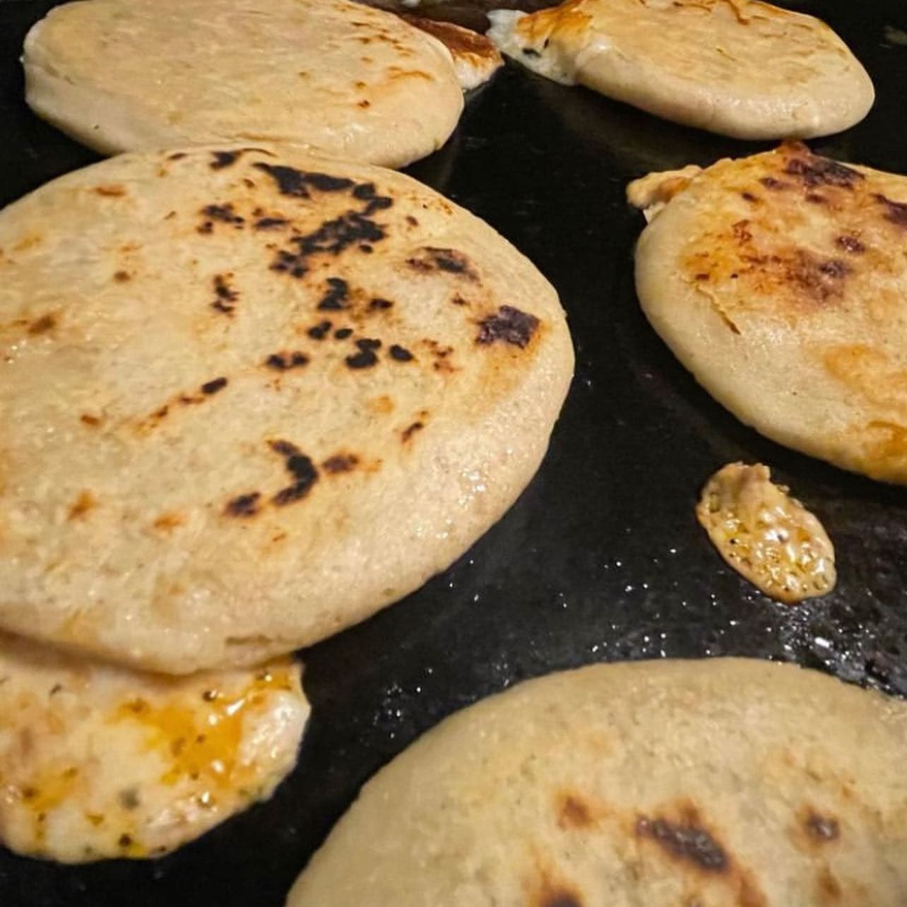 Pupusa de Chicharrón y Frijoles