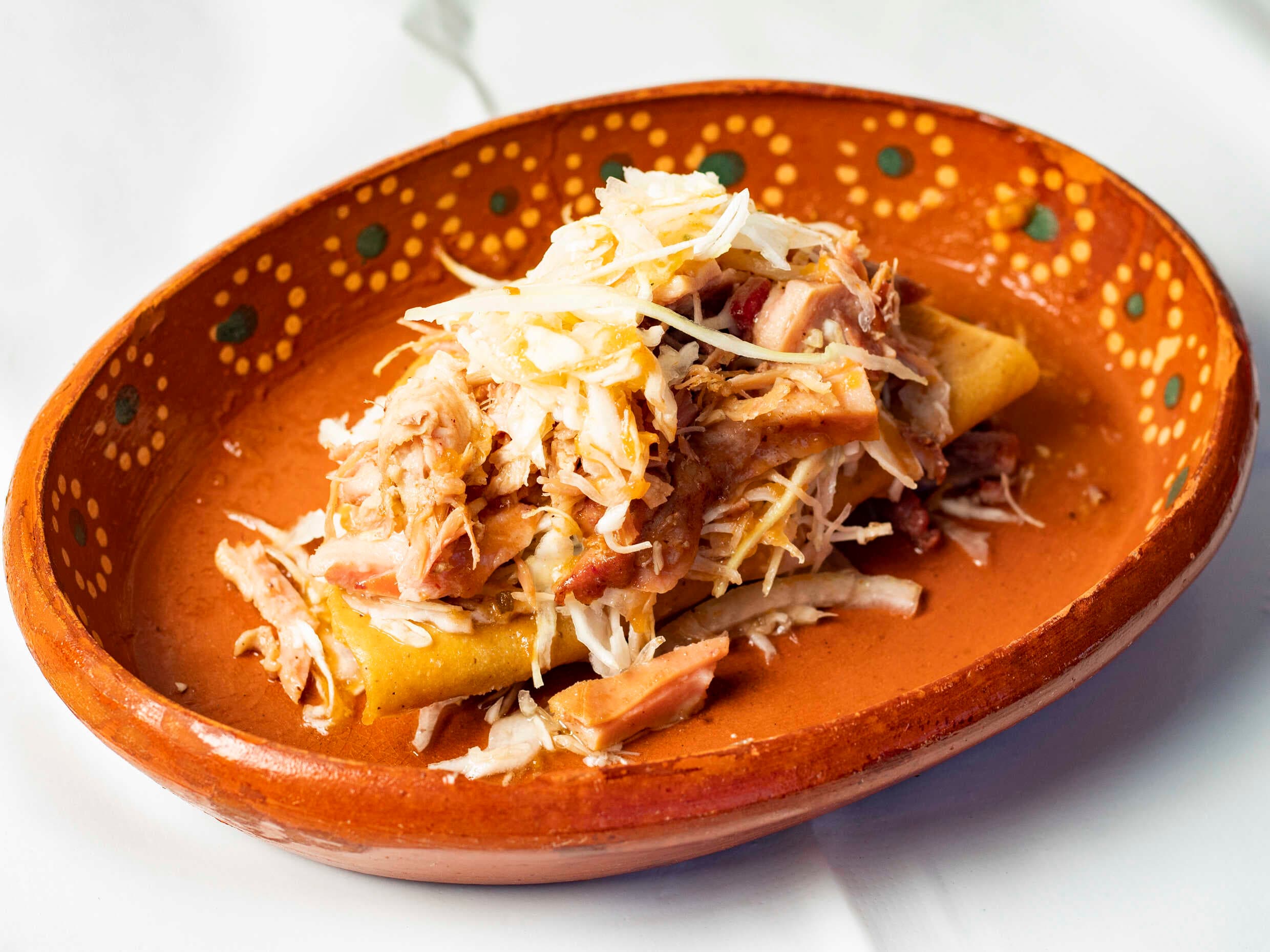 Taco dorado de papa con buche