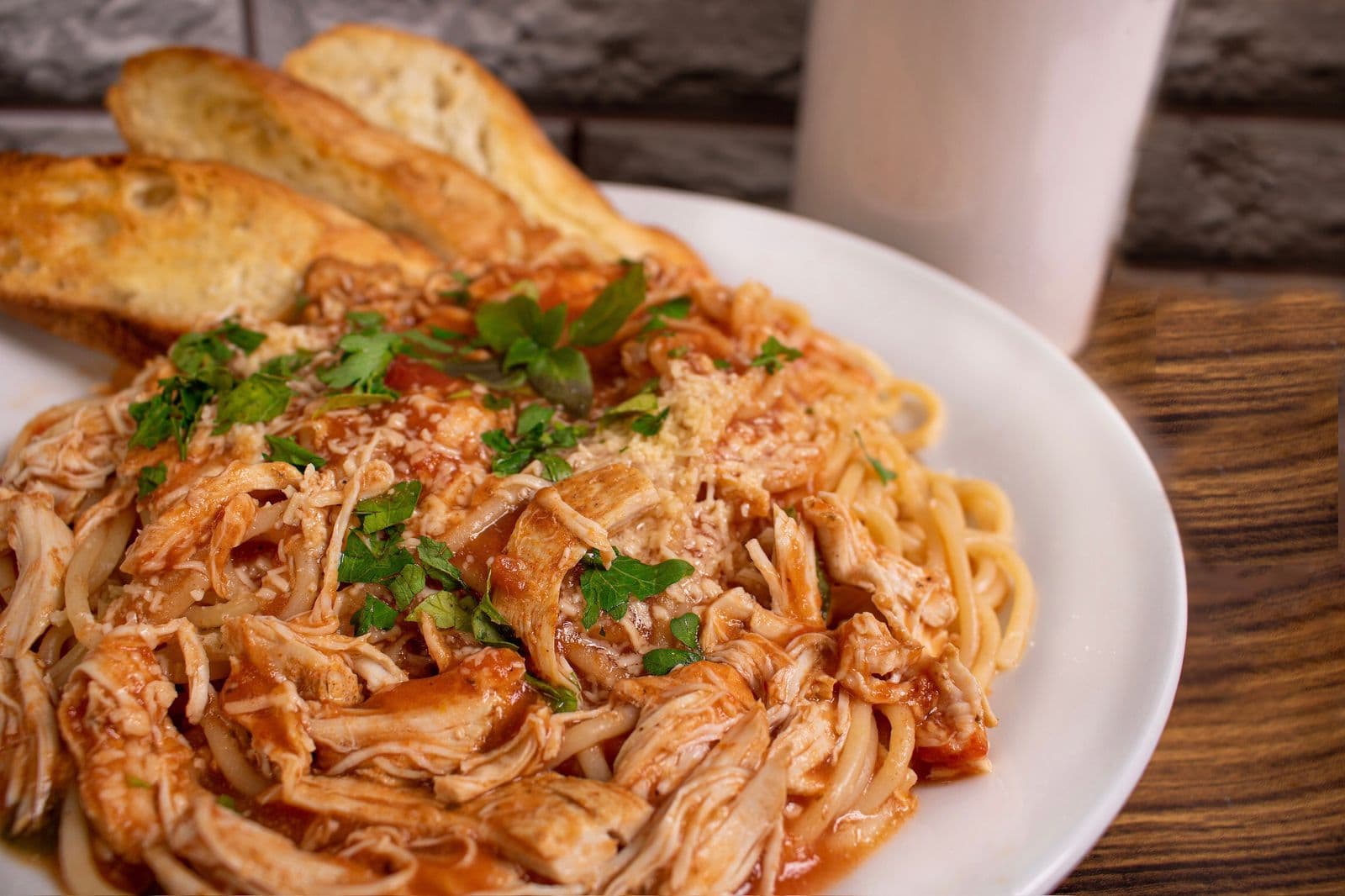 Espagueti con Pollo en Salsa de Tomate.