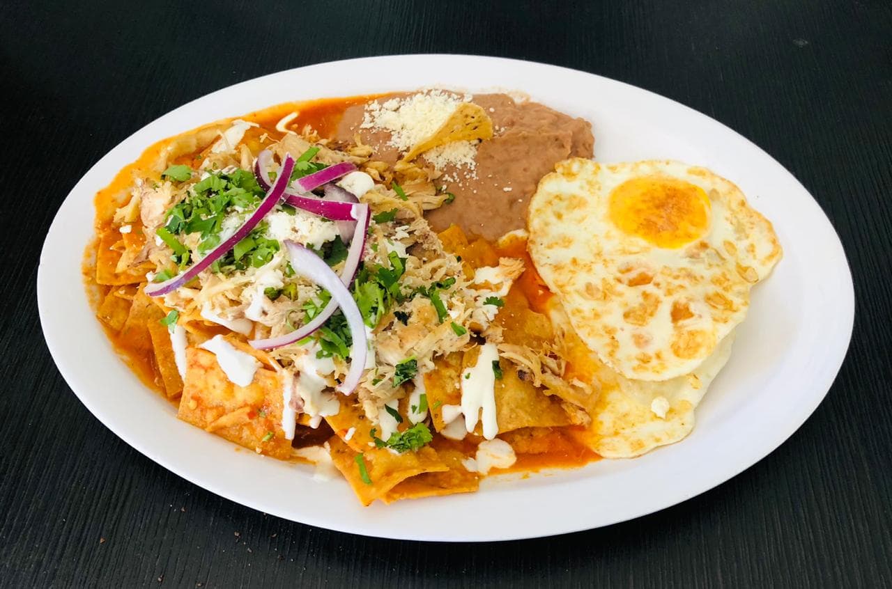 Chilaquiles con Pollo y 2 Huevos