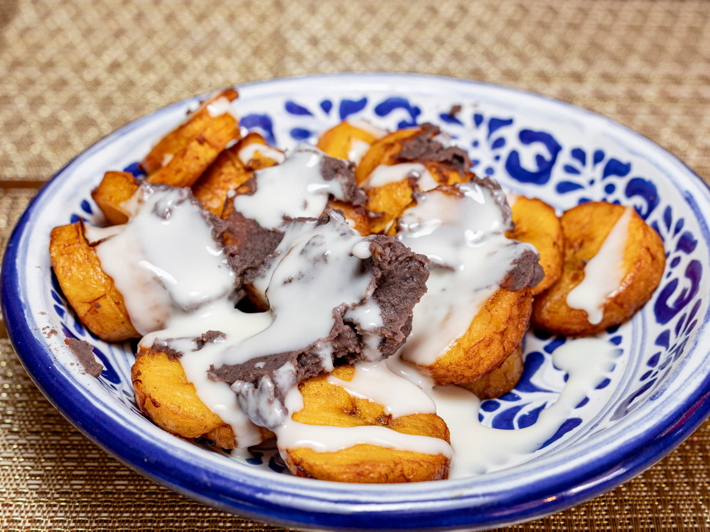Platanos fritos con frijoles y crema