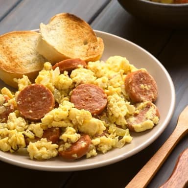 Huevos con salchicha