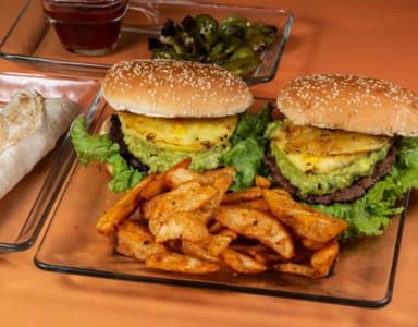 Hamburguesa hawaiana con papas